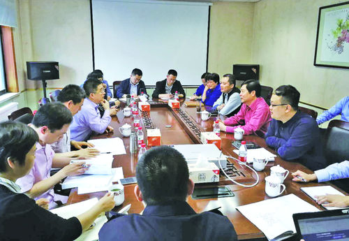 Últimos blogs da empresa sobre O 25 de abril de 2019, os líderes do departamento da proteção ambiental da cidade de Jiangyin vieram a nossa empresa para a inspeção ambiental.